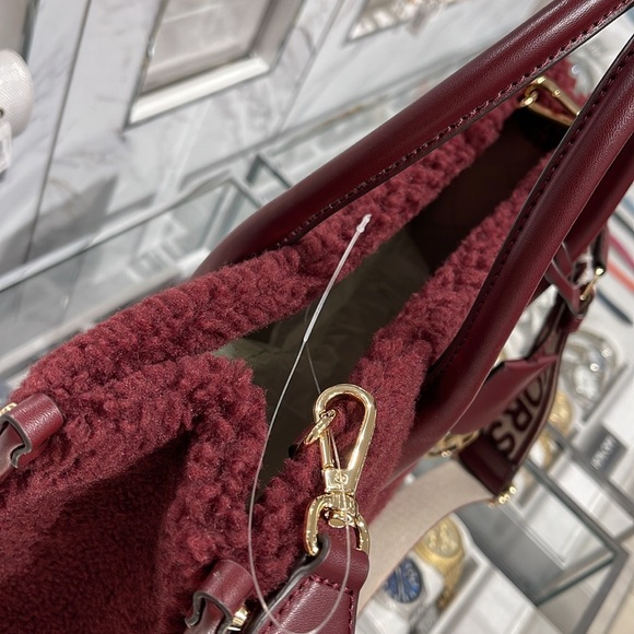 Michael Kors Medium SHEARLING MIRELLA Tote
Shoulder Bag Sherpa 
Oxblood 
NWT - Picture 11 of 16
